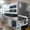 Cán bộ y tế xét nghiệm mẫu trên máy xét nghiệm Real-time PCR. (Ảnh: TTXVN) 