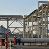 Công nhân làm việc tại nhà máy lọc dầu Abqaiq của Aramco ở Saudi Arabia. (Ảnh: AFP/TTXVN)