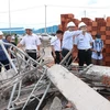 Thứ trưởng Bộ Xây dựng Lê Quang Hùng cùng đoàn công tác liên bộ kiểm tra hiện trường sập công trình xây dựng. (Ảnh: Sỹ Tuyên/TTXVN)