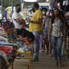 Người dân đeo khẩu trang phòng lây nhiễm COVID-19 tại Brasilia của Brazil. (Ảnh: THX/TTXVN)