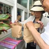 Nhà thuốc Bệnh viện Bình Dân Thành phố Hồ Chí Minh dùng túi giấy đựng thuốc cho bệnh nhân ngoại trú. (Ảnh: Đinh Hằng/TTXVN)
