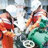 Cán bộ kỹ thuật Nhà máy Lọc hóa dầu Nghi Sơn vận hành dây chuyền xuất sản phẩm. (Nguồn: investinthanhhoa.gov)
