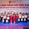 Trung ương Hội Chữ thập đỏ Việt Nam tặng Bằng khen những cá nhân tiêu biểu trong phong trào hiến máu tình nguyện tỉnh Kiên Giang. (Ảnh: Hồng Đạt/TTXVN)