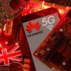 Cờ Anh và điện thoại thông minh có logo mạng Huawei và 5G. (Nguồn: Reuters)