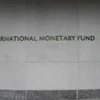 Logo của Quỹ tiền tệ quốc tế tại trụ sở ở Washington DC., Mỹ. (Ảnh: THX/TTXVN)