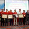 Đại diện tổ chức Kỷ lục Việt Nam trao Bằng kỷ lục cho Công ty Cổ phần Gốm Đất Việt. (Ảnh: Đức Hiếu/TTXVN)