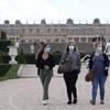 Người dân đeo khẩu trang phòng lây nhiễm COVID-19 tại Paris, Pháp, ngày 6/6 vừa qua. (Ảnh: THX/TTXVN)