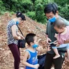 Gia đình nhập cảnh trái phép vào Việt Nam tại tỉnh Quảng Ninh. (Ảnh: TTXVN phát)