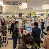 Người dân mua sắm tại một siêu thị ở Tokyo, Nhật Bản. (Ảnh: AFP/TTXVN) 