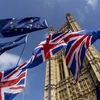 Cờ Anh (phía dưới) và cờ EU (phía trên) tại London, Anh ngày 28/3/2019. (Ảnh: AFP/TTXVN)