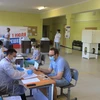 Người dân Nga làm thủ tục bỏ phiếu tại điểm bỏ phiếu 2167, quận Gagarin, thủ đô Moskva. (Ảnh: Duy Trinh/TTXVN)