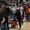 Người dân xếp hàng chờ nhận thực phẩm cứu trợ tại New York, Mỹ ngày 15/5 vừa qua trong bối cảnh dịch COVID-19 lan rộng. (Ảnh: AFP/TTXVN)