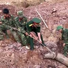 Lực lượng bộ đội công binh tỉnh Quảng Trị phá một quả bom nặng hơn 240kg. (Ảnh: Trần Tĩnh/TTXVN)