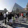 Du khách thăm bảo tàng Louvre tại thủ đô Paris, Pháp, ngày 6/7. (Ảnh: AFP/TTXVN)