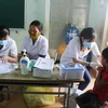 Nhân viên y tế khám sàn lọc và tiêm vắcxin phòng bệnh bạch hầu cho trẻ em dưới 7 tuổi tại buôn Diêo, xã Bông Krang, huyện Lắk, tỉnh Đắk Lắk. (Ảnh: Nguyễn Tuấn Anh/TTXVN)