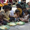 Người vô gia cư nhận thức ăn từ một chương trình cứu trợ dành cho người nghèo ở Hyderabad, Ấn Độ năm 2019. (Ảnh: AFP/TTXVN)