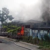 Hiện trường vụ cháy ở xưởng phun sơn đồ gỗ khiến 1 người tử vong và 1 người bị thương. (Ảnh: Thái Hùng/TTXVN)