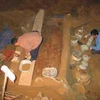 Các nhà khảo Trung Quốc khai quật một ngôi mộ cổ. (Nguồn: china.org)