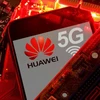 Một điện thoại thông minh có logo mạng Huawei và 5G. (Nguồn: Reuters)