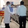 Lãnh đạo Bệnh viện đa khoa Đồng Nai gỡ bỏ bảng cách ly, phong tỏa đối với Khoa Ung bướu. (Nguồn: baodongnai)