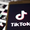 Biểu tượng TikTok trên một màn hình điện thoại ở Virginia, Mỹ. (Ảnh: AFP/TTXVN)