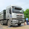 Thanh tra giao thông tỉnh Ninh Bình kiểm tra trọng tải xe tải chở hàng tại cảng. (Ảnh: Minh Đức/TTXVN)