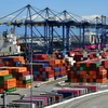 Container hàng hóa được xếp tại cảng Los Angeles, Mỹ. (Ảnh: AFP/TTXVN)