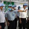 Đoàn công tác của Bộ Y tế làm việc tại Công ty TNHH Điện tử Foster Đà Nẵng (Khu công nghiệp Hòa Cầm). (Ảnh: Quốc Dũng/TTXVN)