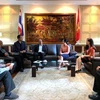 Giám đốc DLD Thanawat Pansathit trao đổi với đại diện Đại sứ quán Việt Nam tại Thái Lan. (Ảnh: TTXVN phát)