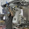 Các robot có thể lật bánh mì kẹp thịt, làm salad và thậm chí nướng bánh mỳ đang có nhu cầu ngày càng tăng khi các nhà bếp đề phòng virus cố gắng tạo khoảng cách giữa công nhân và khách hàng. (Nguồn: AP)