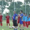 Huấn luyện viên Philippe Troussier và đội tuyển bóng đá nam U19 quốc gia. (Ảnh: VFF) 
