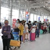 Công dân Việt Nam xếp hàng làm thủ tục chờ lên máy bay về nước. (Ảnh: Hữu Kiên/PV TTXVN tại Thái Lan)