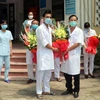 Lãnh đạo Bệnh viện đa khoa tỉnh Nam Định chúc mừng các y bác sỹ trực tiếp điều trị cho bệnh nhân COVID-19 tại Bệnh viện đa khoa tỉnh Nam Định. (Ảnh: Văn Đạt/TTXVN)