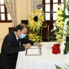Thứ trưởng Bộ Ngoại giao Nguyễn Quốc Dũng viếng và ghi sổ tang tại Đại sứ quán Ấn Độ. (Ảnh: Văn Điệp/TTXVN)