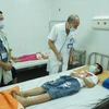 Học sinh Trường Tiểu học Tiên Dương được theo dõi sức khỏe tại Khoa Nhi, Bệnh viện Đa khoa Đông Anh, vào chiều 10/9. (Nguồn: hanoimoi)