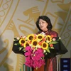 Phó Chủ tịch nước Đặng Thị Ngọc Thịnh tặng 500 triệu đồng cho Chương trình an sinh xã hội tỉnh Gia Lai. (Ảnh: Hồng Điệp/TTXVN)