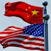 Cờ Mỹ và Trung Quốc gần Bến Thượng Hải, Trung Quốc. (Nguồn: Reuters)