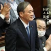 Ông Yoshihide Suga (giữa) sau khi được bầu làm Thủ tướng Nhật Bản tại phiên họp Quốc hội ở Tokyo ngày 16/9. (Ảnh: THX/TTXVN)