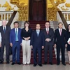 Thủ tướng Nguyễn Xuân Phúc chụp ảnh cùng Đại sứ Hà Lan, Đại sứ Bỉ với các nhà đầu tư EU. (Ảnh: Thống Nhất/TTXVN)