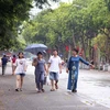 Nhiều người dân Thủ đô không đeo khẩu trang tại phố đi bộ hồ Hoàn Kiếm. (Ảnh: Anh Tuấn/TTXVN)
