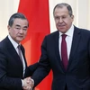 Ngoại trưởng Trung Quốc Vương Nghị (trái) và người đồng cấp Nga Sergei Lavrov. (Ảnh: AFP/TTXVN)