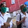 Nhân viên y tế tới từng hộ gia đình để điều tra dịch tễ nhằm phát hiện sớm các ca nhiễm COVID-19 tại La Habana, Cuba. (Ảnh: AFP/TTXVN)