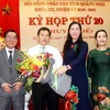 Bí thư Tỉnh ủy Quảng Ngãi Bùi Thị Quỳnh Vân tặng hoa chúc mừng ông Đặng Văn Minh. (Ảnh: Sỹ Thắng/TTXVN)