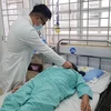 Bà L.T.T được các bác sỹ Bệnh viện đa khoa khu vực Long Khánh kiểm tra sức khỏe sau ca mổ và chuẩn bị được xuất viện. (Ảnh: TTXVN phát)