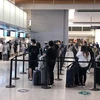 Công dân Việt Nam xếp hàng chờ làm thủ tục check-in để lên máy bay về nước. (Ảnh: TTXVN phát)