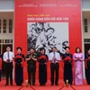 Lãnh đạo tỉnh Cao Bằng và Bảo tàng lịch sử Quân sự Việt Nam cắt băng khai mạc Triển lãm. (Ảnh: Quốc Đạt/TTXVN)
