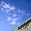 Biểu tượng Amazon tại trung tâm dịch vụ khách hàng ở New York, Mỹ. (Ảnh: AFP/TTXVN)