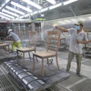 Công nhân công ty Triệu Phú Lộc phun sơn cho lô ghế xuất khẩu vào thị trường châu Âu. (Ảnh: Minh Hưng/TTXVN)