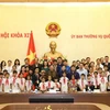Phó Chủ tịch Thường trực Quốc hội Tòng Thị Phóng với các đại biểu cùng các em học sinh mồ côi, khuyết tật tỉnh Thái Nguyên. (Ảnh: Văn Điệp/TTXVN)