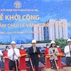 Bí thư Thành ủy Hà Nội Vương Đình Huệ cùng các đại biểu thực hiện nghi thức khởi công dự án. (Ảnh: Văn Điệp/TTXVN)
